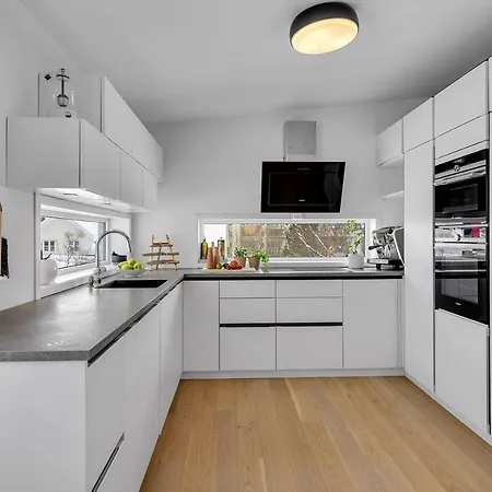 Kais Sauna, Jacuzzi, Cinema And Balcony House! Location Apartment *
