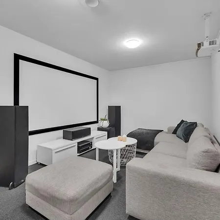 Kais Sauna, Jacuzzi, Cinema And Balcony House! Location Apartment