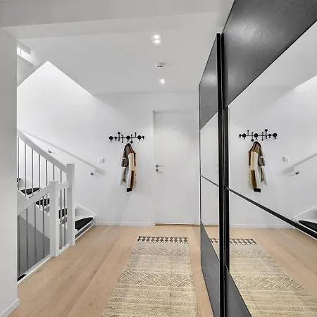 Kais Sauna, Jacuzzi, Cinema And Balcony House! Location