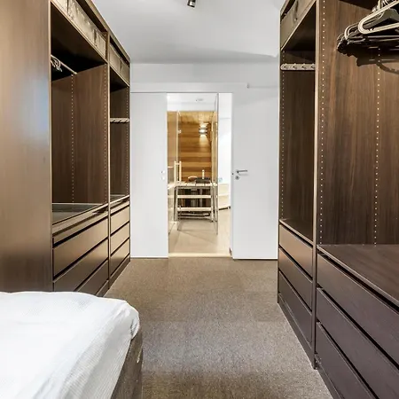 Kais Sauna, Jacuzzi, Cinema And Balcony House! Location Apartment