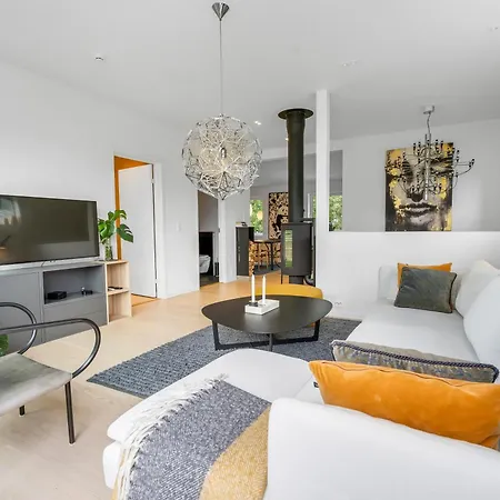 Kais Sauna, Jacuzzi, Cinema And Balcony House! Location